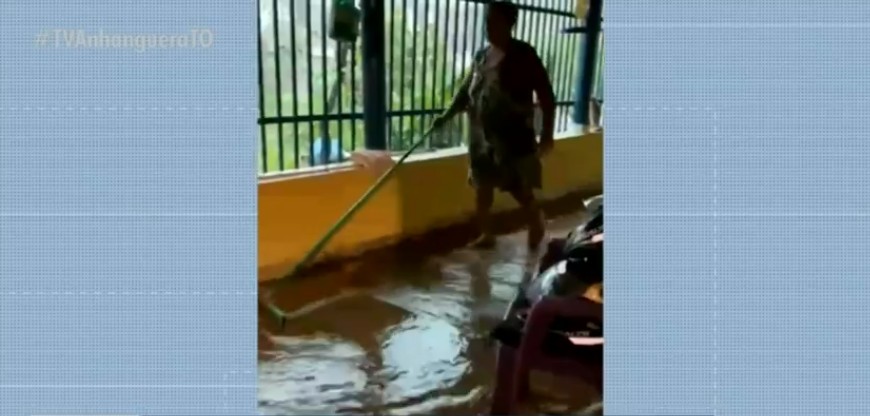 VÍDEO: Enxurrada de lama deixa casas alagadas após chuva forte