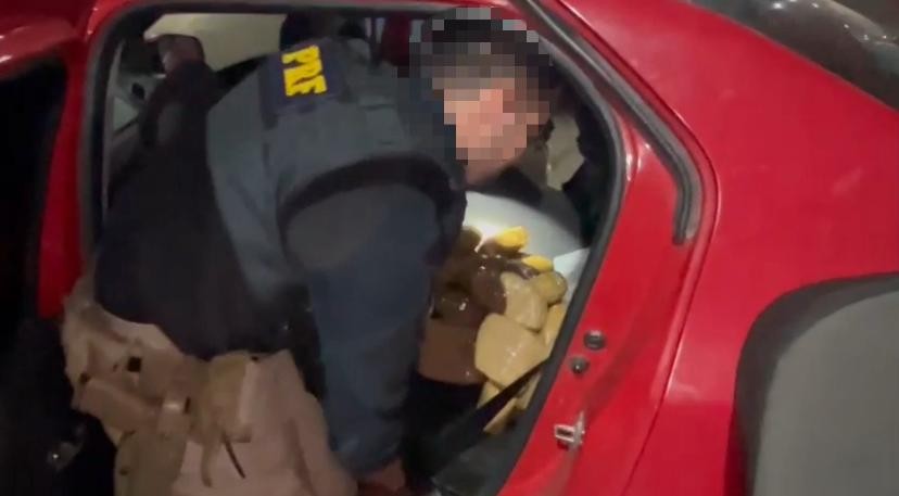 Carro cheio de haxixe é encontrado em cima de caminhão-cegonha