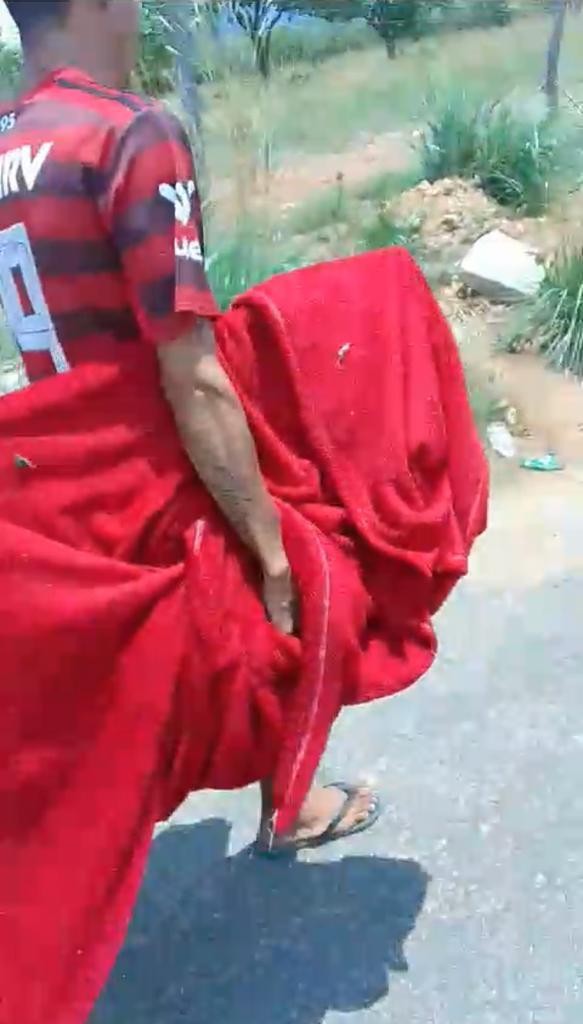 Vídeo feito por moradores mostra suspeito andando tranquilamente pela rua com televisão furtada