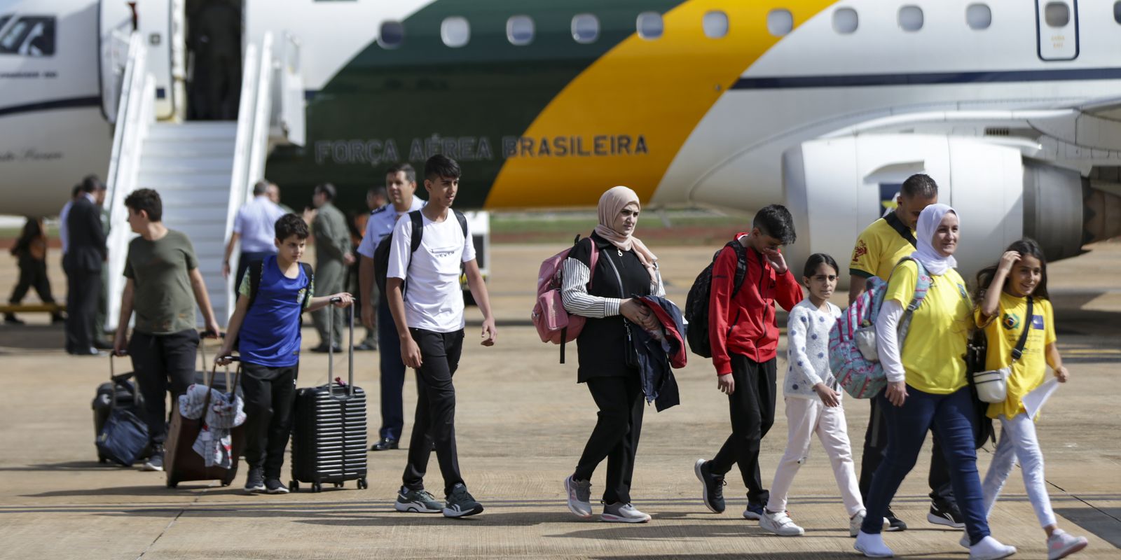 Voo com brasileiros repatriados da Cisjordânia pousa em Brasília