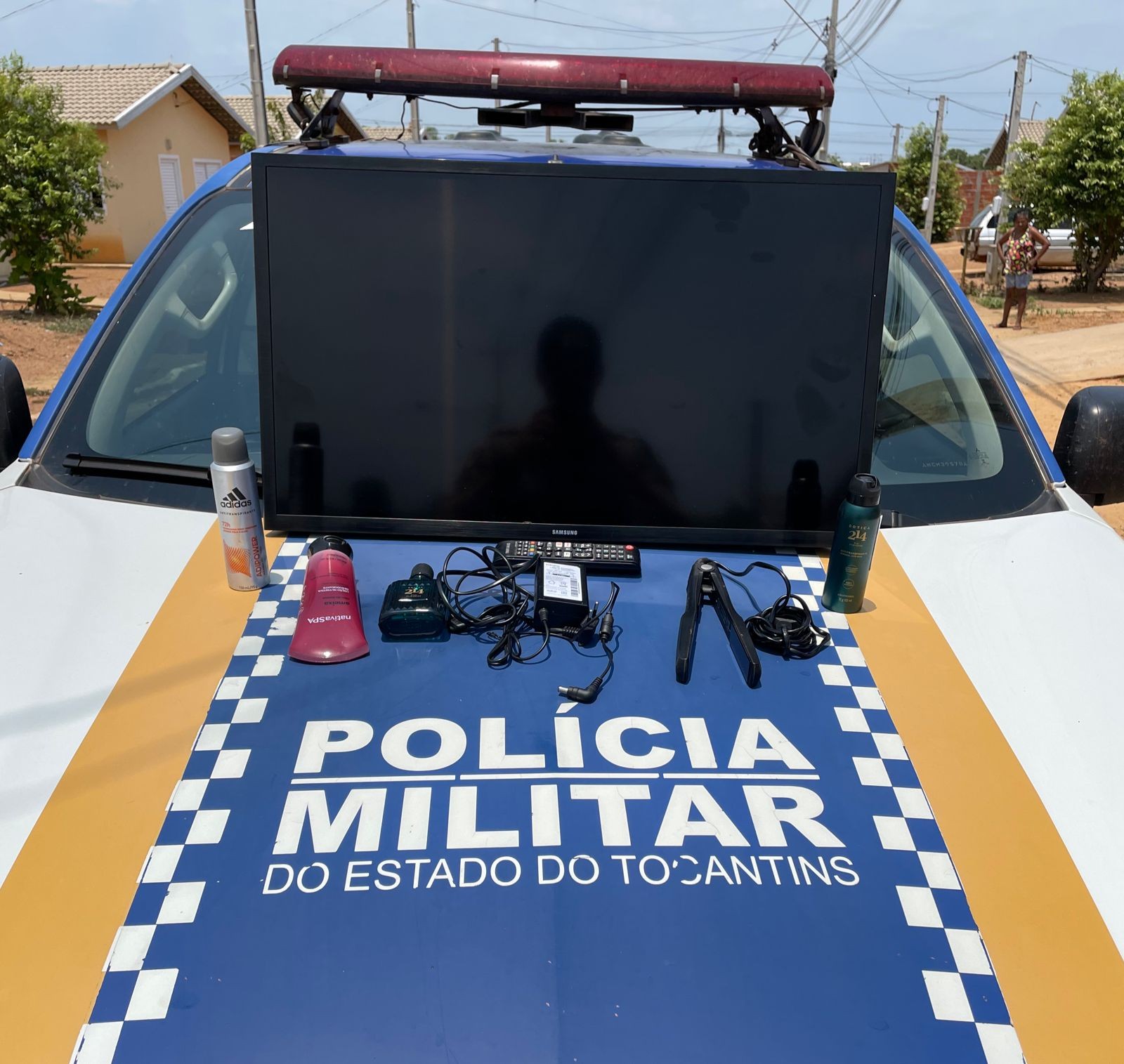 Homem é detido por moradores após sair de casa com televisão enrolada em tecido e acaba preso