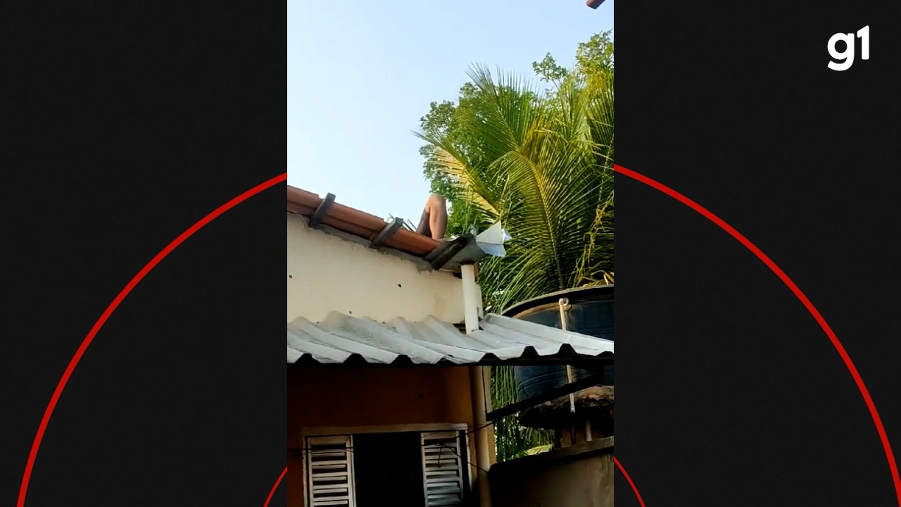 Homem dorme no telhado de casa e vizinhos chamam a PM achando que era ladrão: ‘Acorda bebê’