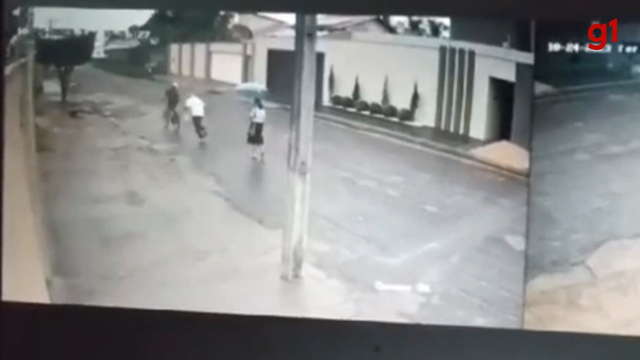 Idoso é arrastado após tentar segurar bicicleta de assaltante durante roubo; VÍDEO