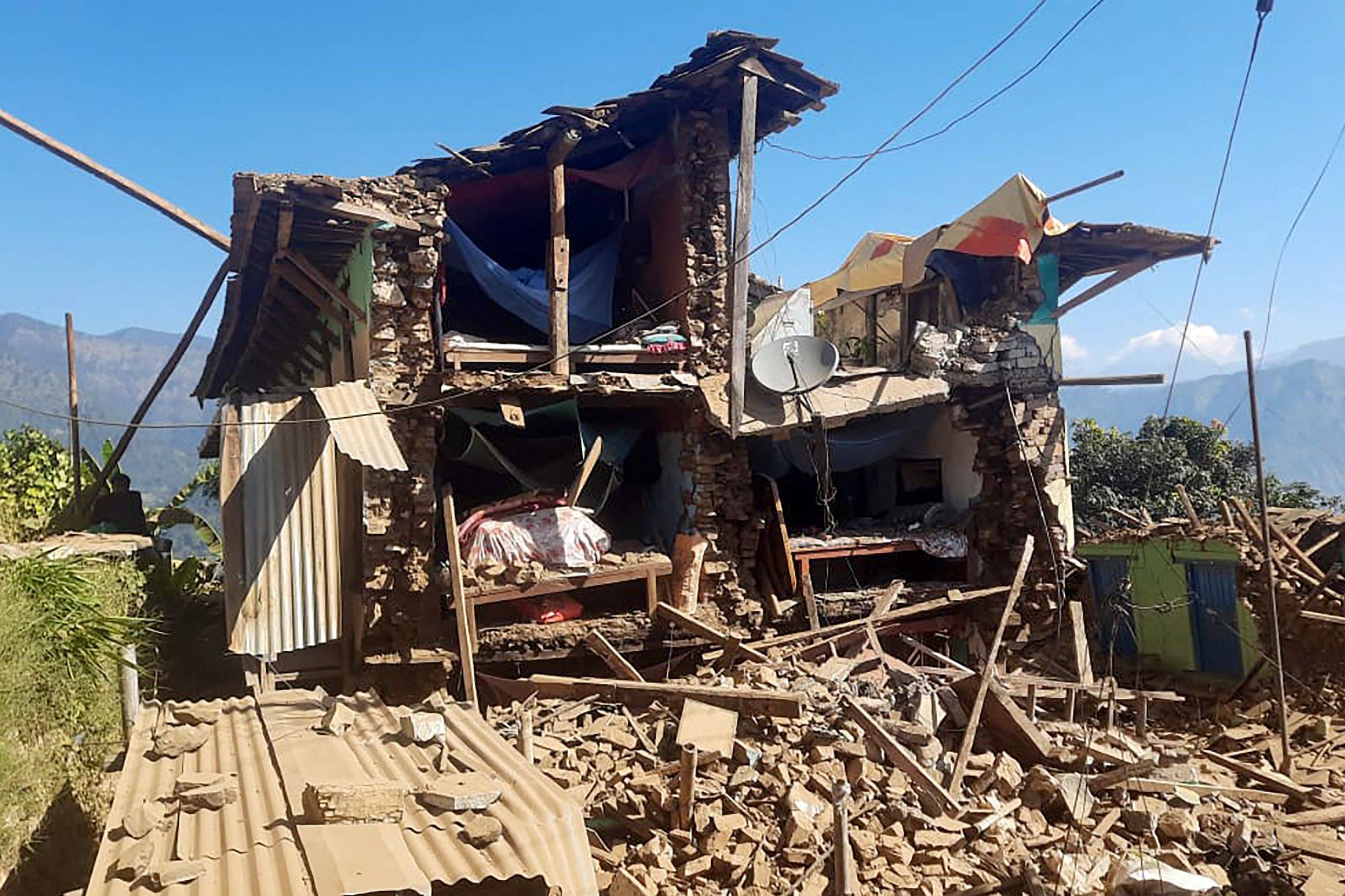 Socorristas buscam sobreviventes de terremoto que já matou 137 no Nepal
