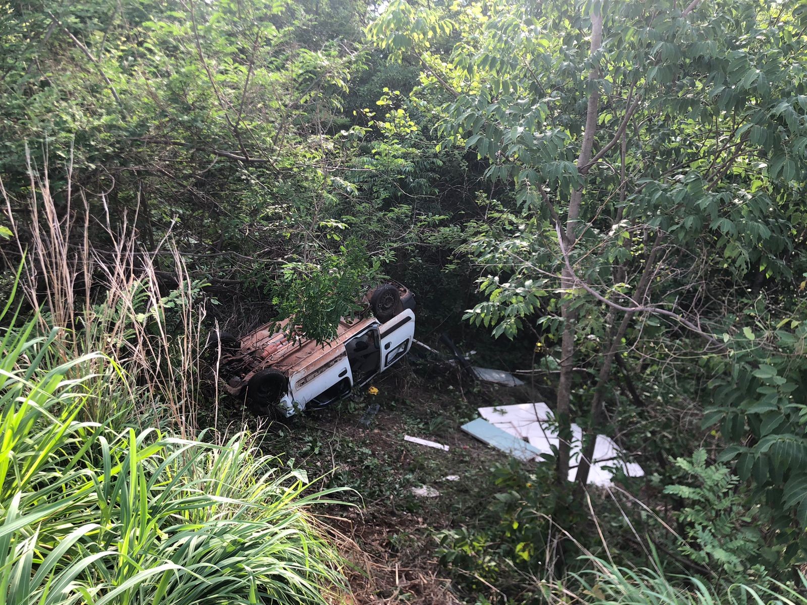 Carro cai de ribanceira com quatro passageiros após pneu estourar na BR-010