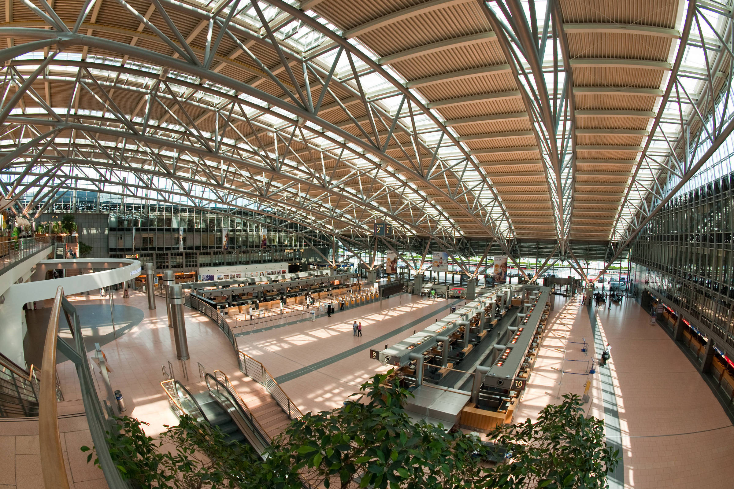 Aeroporto de Hamburgo fecha após ser invadido por carro em possível ‘situação com reféns’