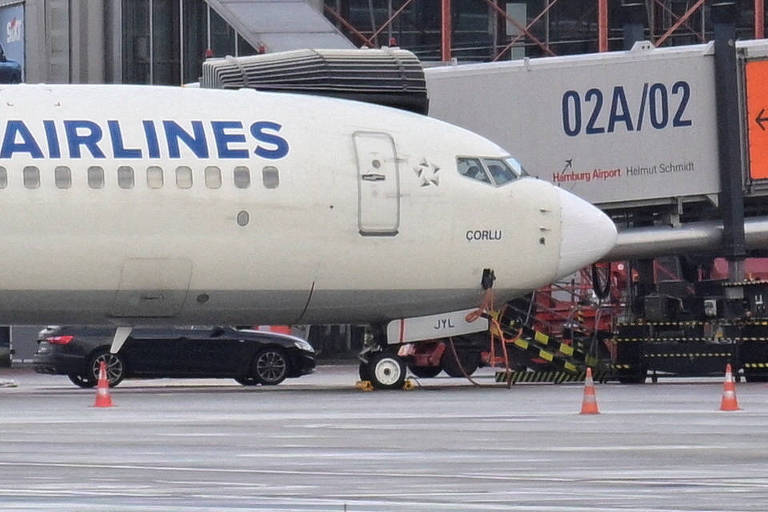 Homem faz criança refém, e aeroporto fica fechado por 18 horas na Alemanha