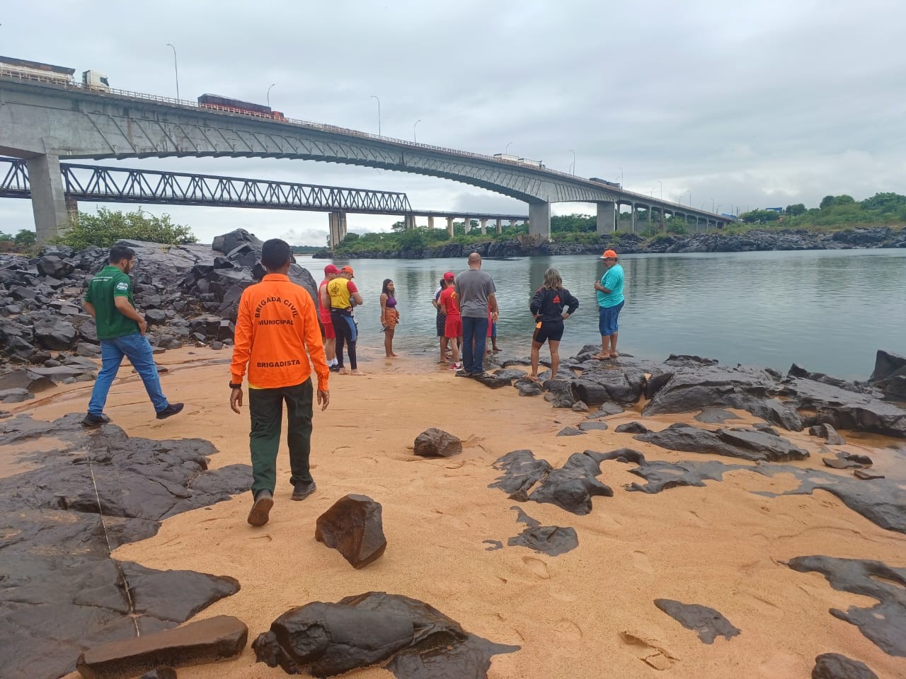 Duas crianças ciganas desaparecem no rio Tocantins e bombeiros fazem buscas