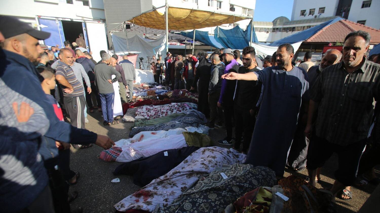 Na Faixa de Gaza, bombas israelenses incendeiam o céu e lotam necrotérios