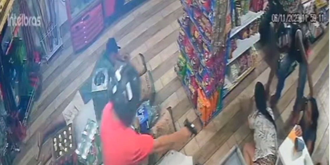 Clientes e funcionários de mercado são rendidos e amarrados durante assalto; VÍDEO