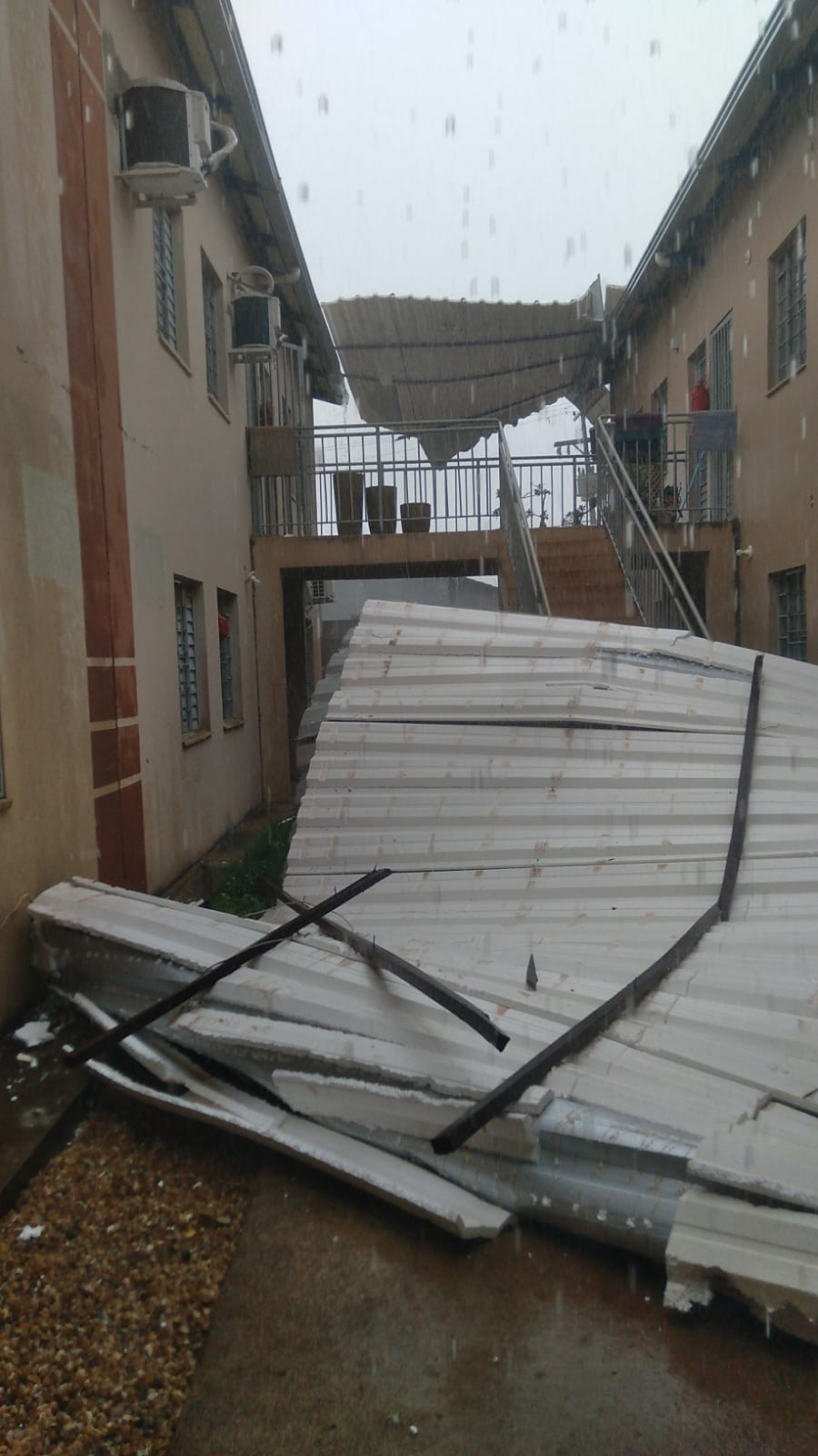 VÍDEO: Chuva com ventos e raios derruba telhados de prédios e deixa moradores desabrigados