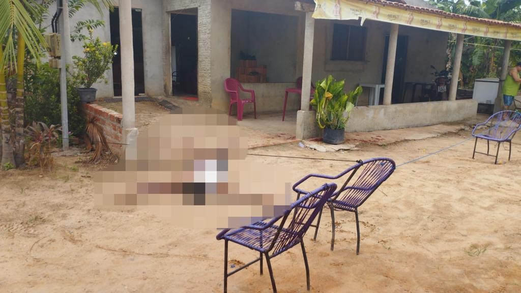 Homem é morto a tiros após discussão em bar de povoado