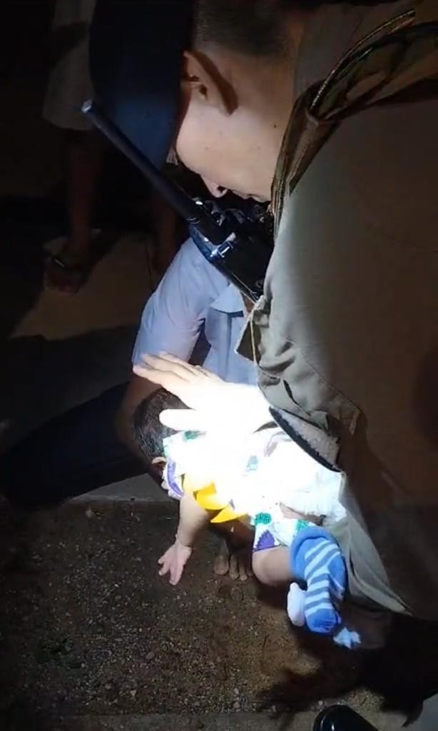 Vídeo mostra o momento em que policial salva bebê que se engasgou com leite após ser amamentado