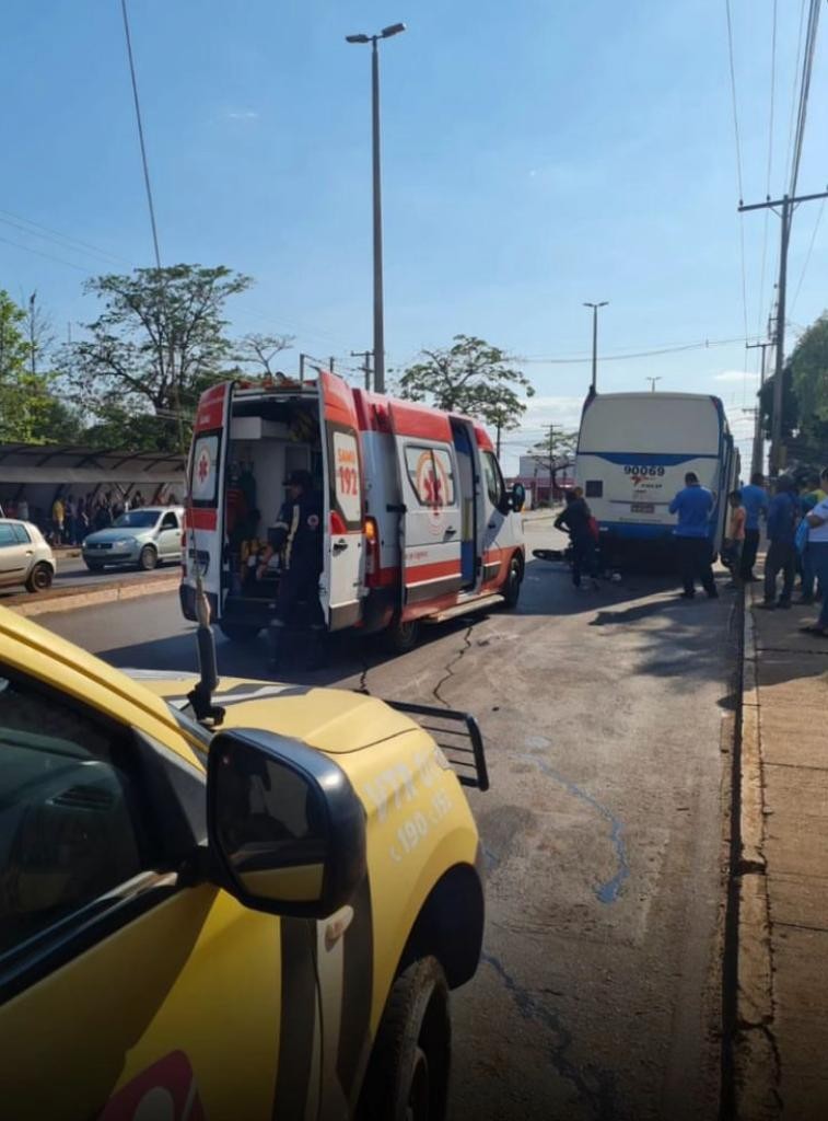 Motociclista fica ferido após bater em traseira de ônibus parado em estação