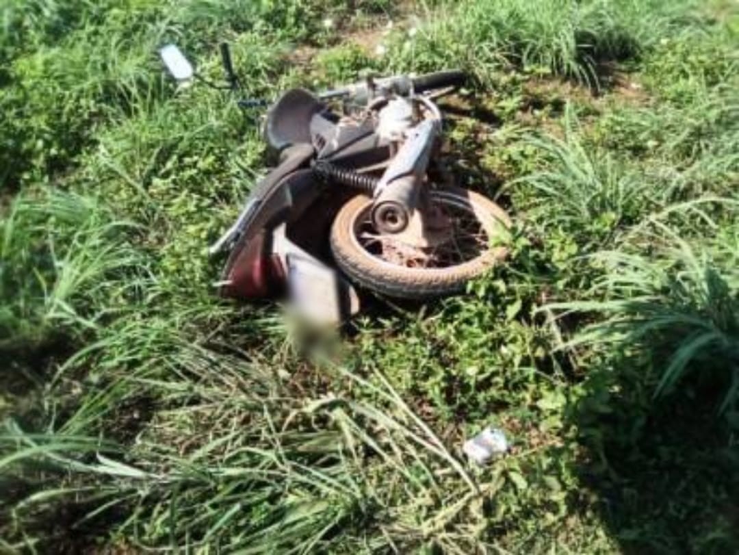 Motorista bêbado tira moto da estrada e deixa casal ferido, diz polícia