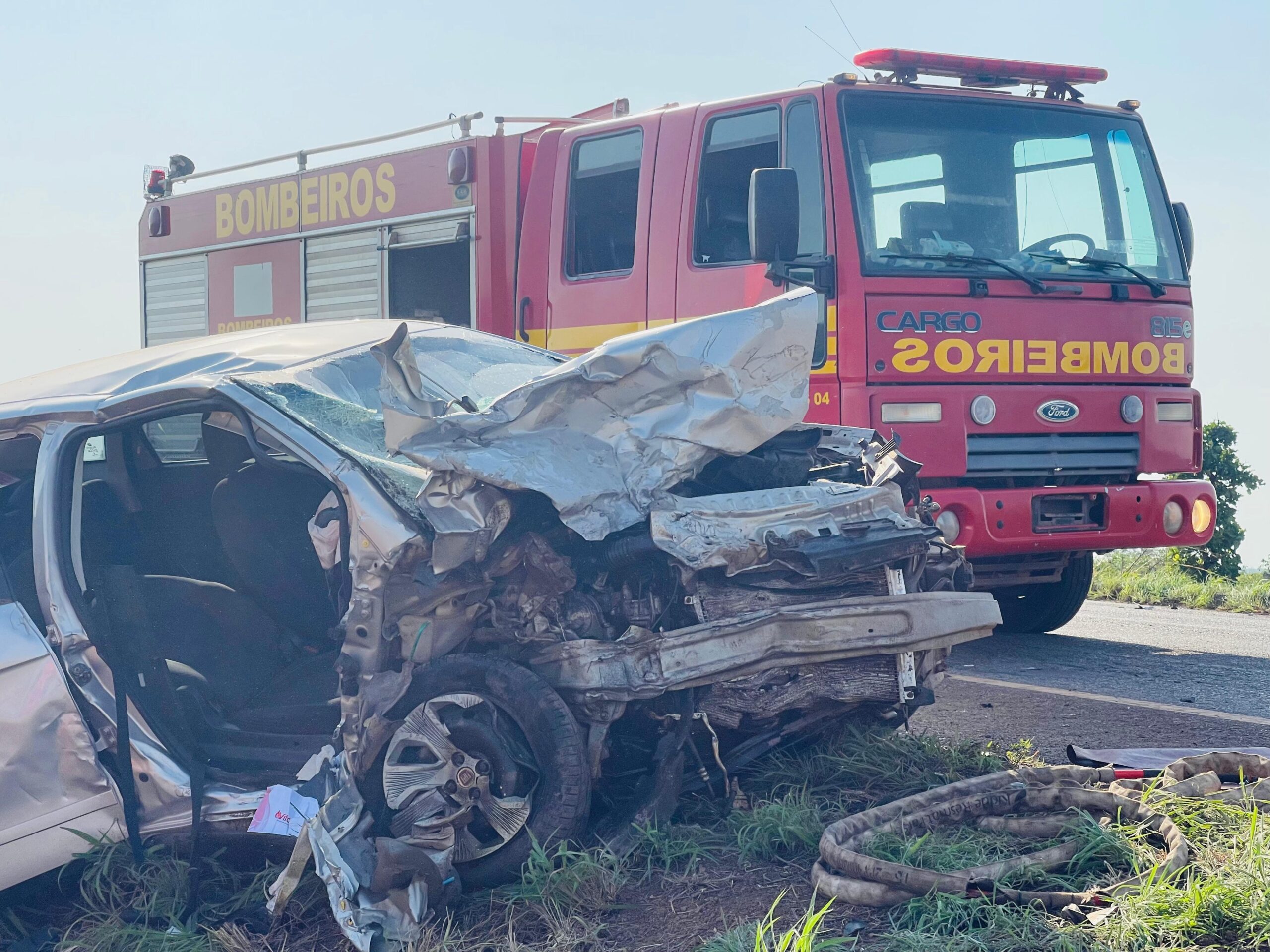 Batida de frente entre carro e caminhonete deixa um morto e três feridos