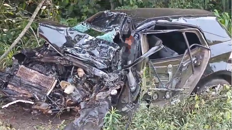 VÍDEO: Carro fica completamente destruído após acidente com caminhão