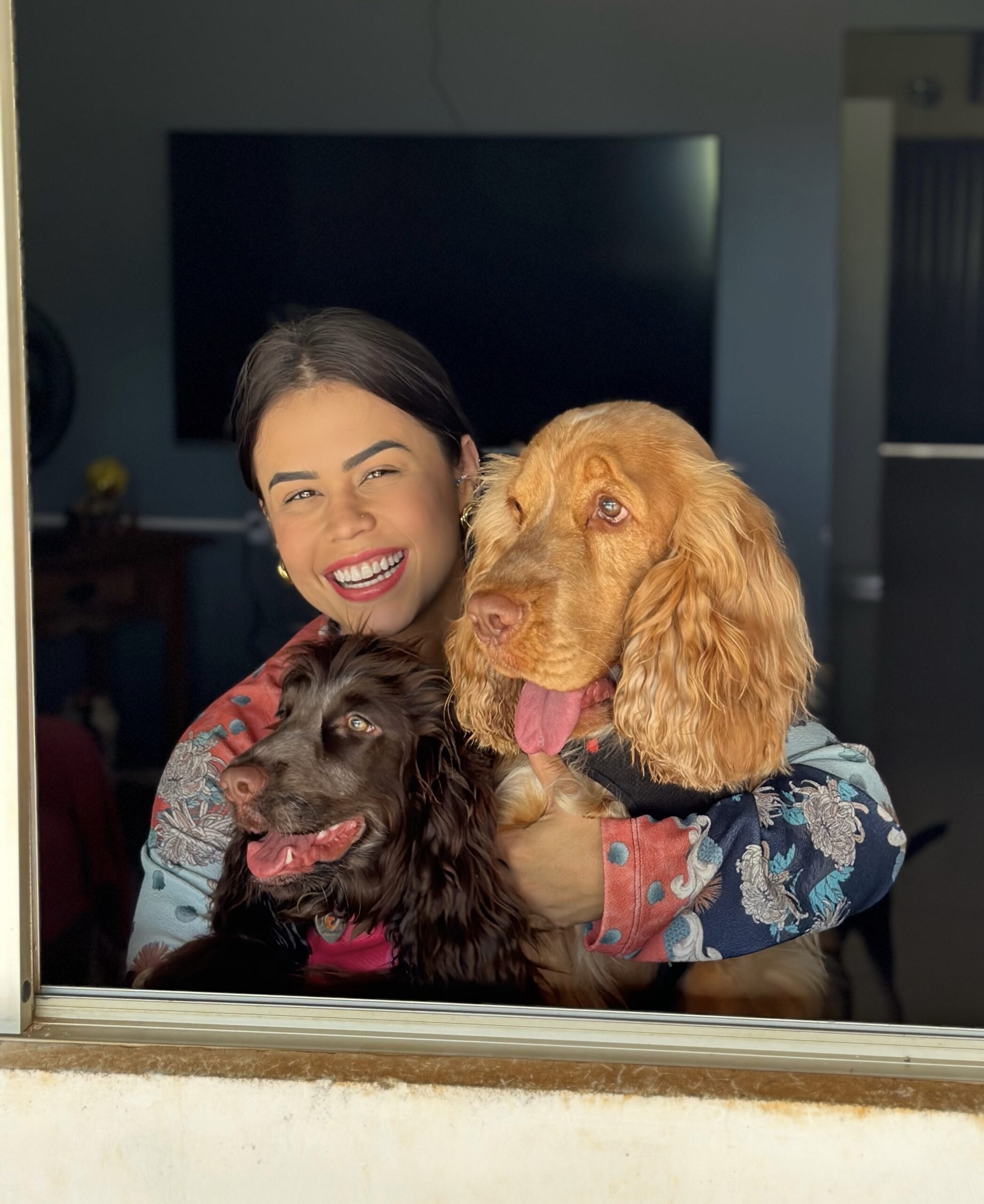 Ataque de cão a influenciadora que tentava proteger os pets foi flagrado por câmera de segurança