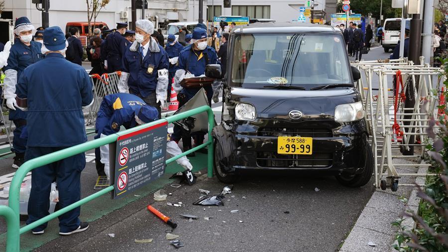 Homem é preso após jogar carro contra cerca em frente à embaixada de Israel em Tóquio