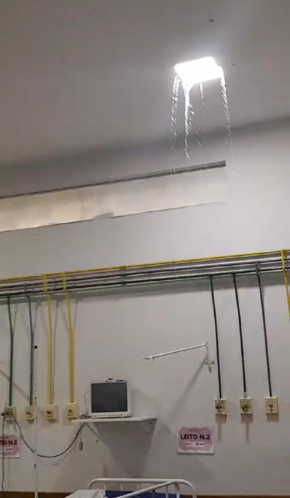 Água da chuva escorre por lâmpadas e alaga enfermaria de UPA em Palmas