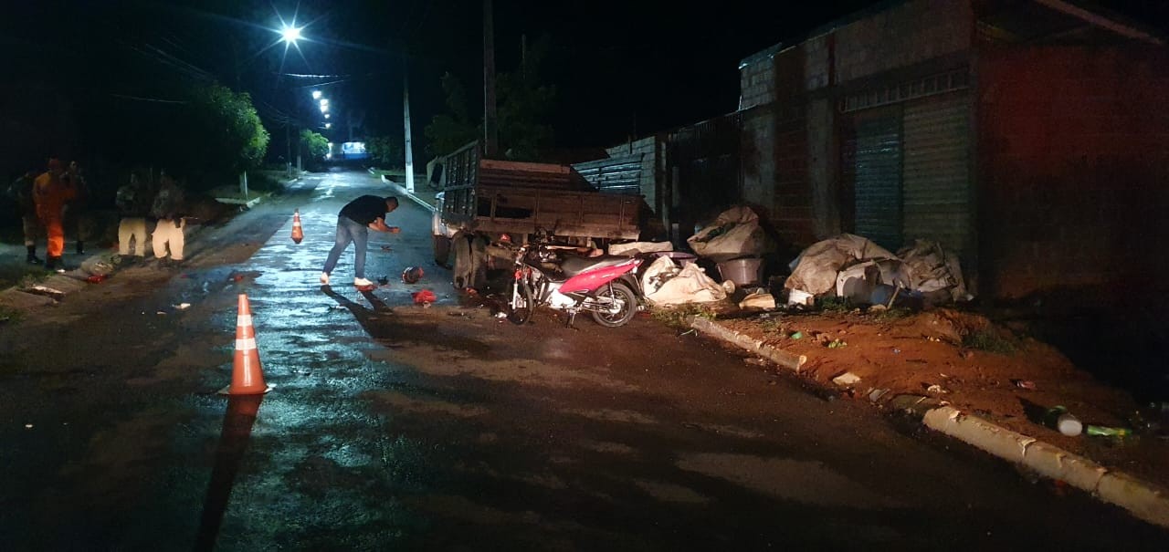 Jovem morre após bater na traseira de caminhão parado em avenida