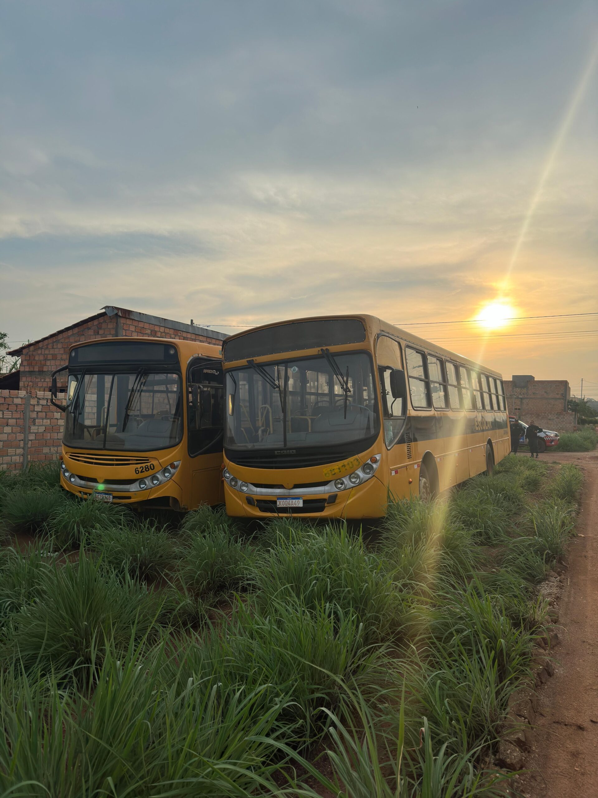 Dois ônibus de transporte de alunos furtados perto de escola no Tocantins são abandonados no Pará