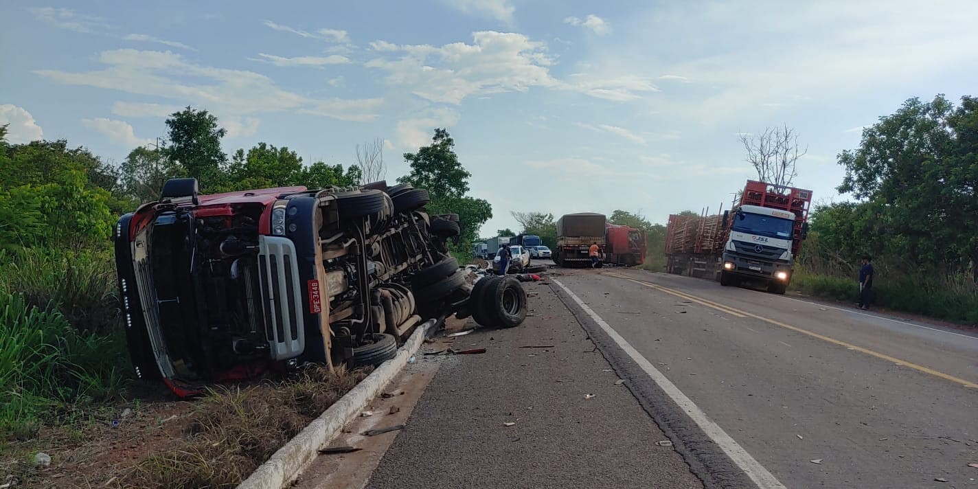 Acidente entre dois caminhões e uma picape deixa três pessoas feridas na BR-226; veja vídeo