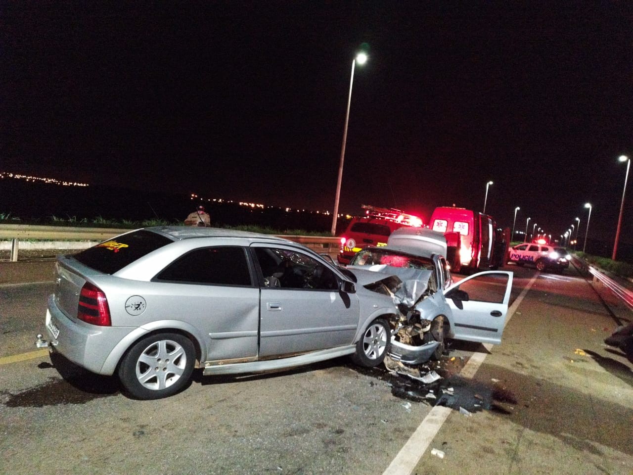 Três pessoas ficam feridas após carros baterem de frente na ponte entre Palmas e Luzimangues