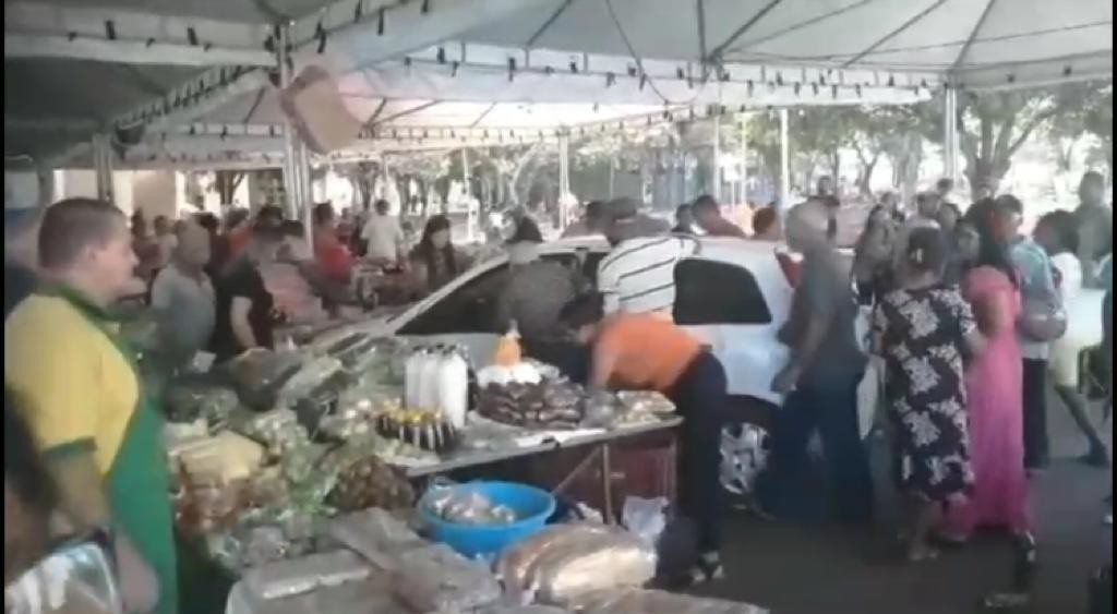 Motorista confunde pedais de carro, perde o controle e atinge barracas em feira; VÍDEO