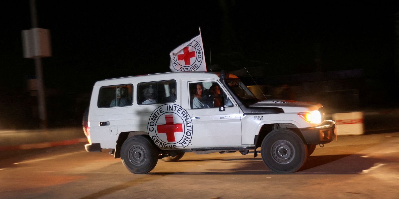 Cruz Vermelha faz operação para transferir reféns de Gaza