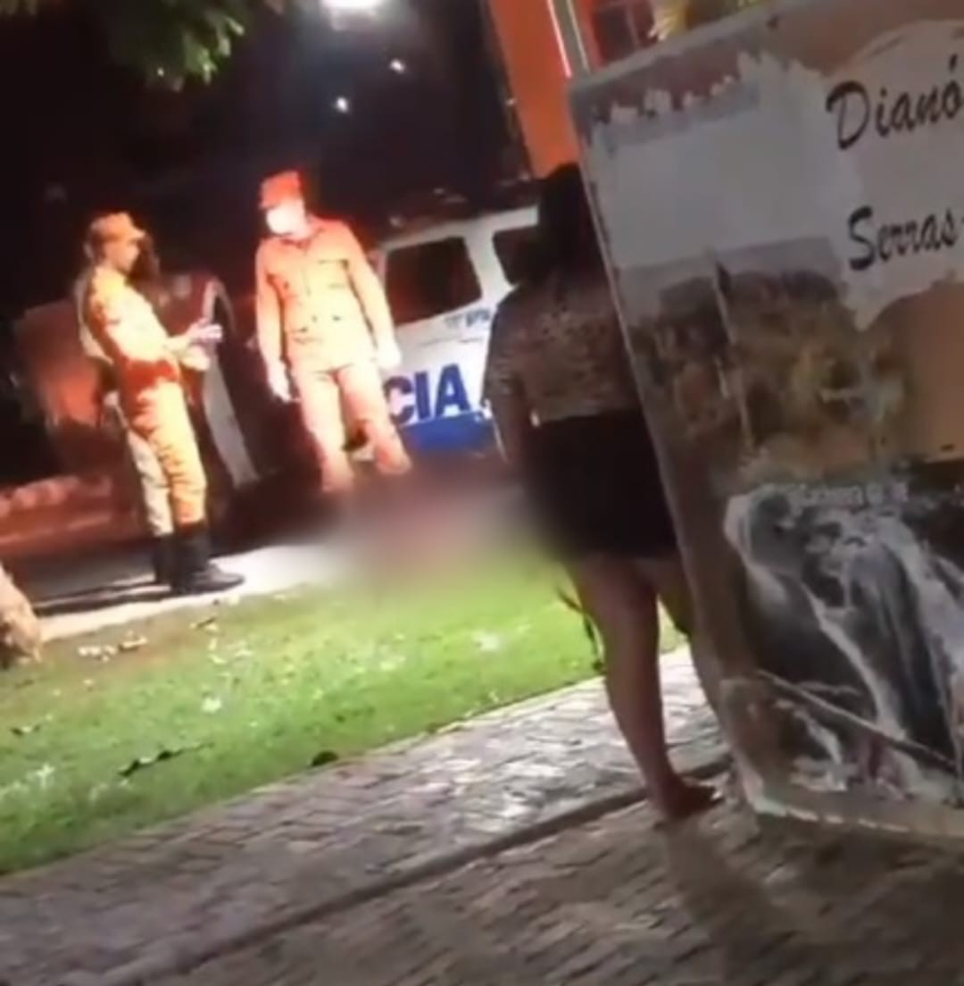 Homem morre após ser golpeado no pescoço com garrafa quebrada