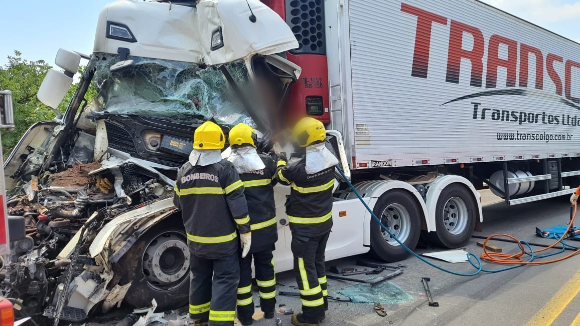 Caminhoneiro tem pé amputado após engavetamento esmagar cabine de carreta