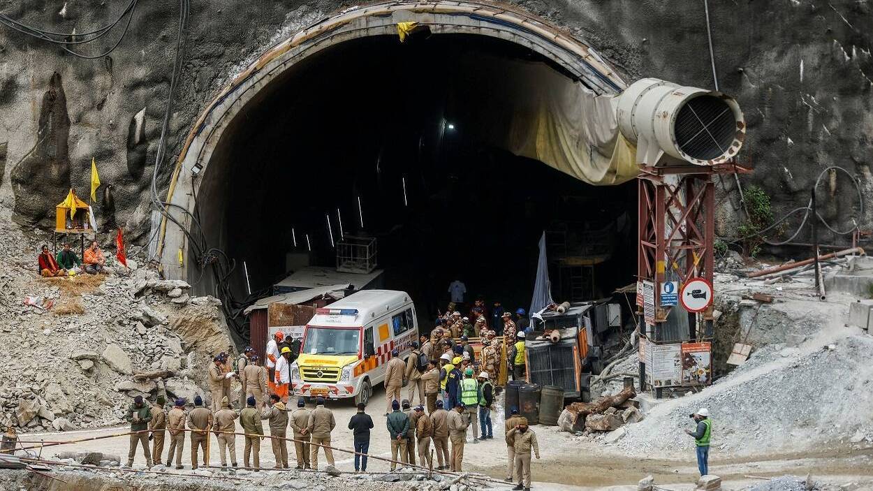 Equipes de resgate estão a 5 m de operários presos em túnel na Índia