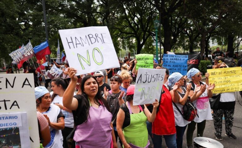 com-berros-e-cartazes,-manifestantes-se-reunem-para-cobrar-milei-pelo-2o-dia:-‘fome-nao’