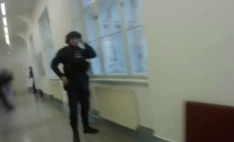 panico-e-desespero:-policia-divulga-video-de-operacao-contra-assassino-que-matou-13-em-praga