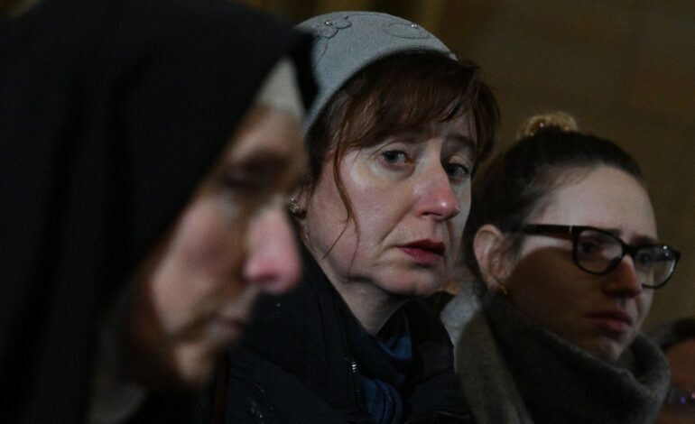 luto:-familiares-e-amigos-de-vitimas-de-massacre-em-praga-prestam-homenagens-neste-sabado-(23)