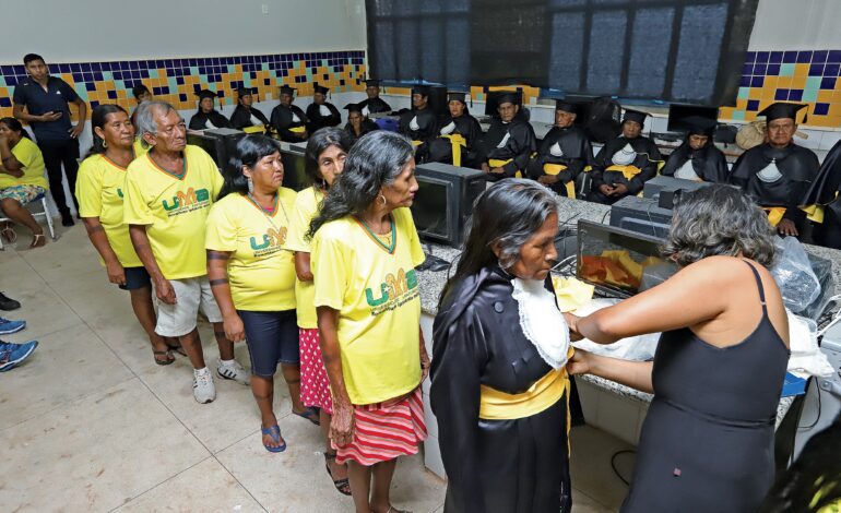 uso-da-beca-e-cerimonia-bilingue:-conheca-detalhes-da-formatura-dos-idosos-de-aldeias-xerente