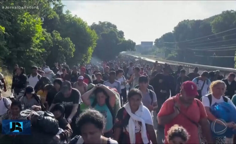 Maior caravana do ano de imigrantes da América Central deixa o sul do México rumo aos EUA