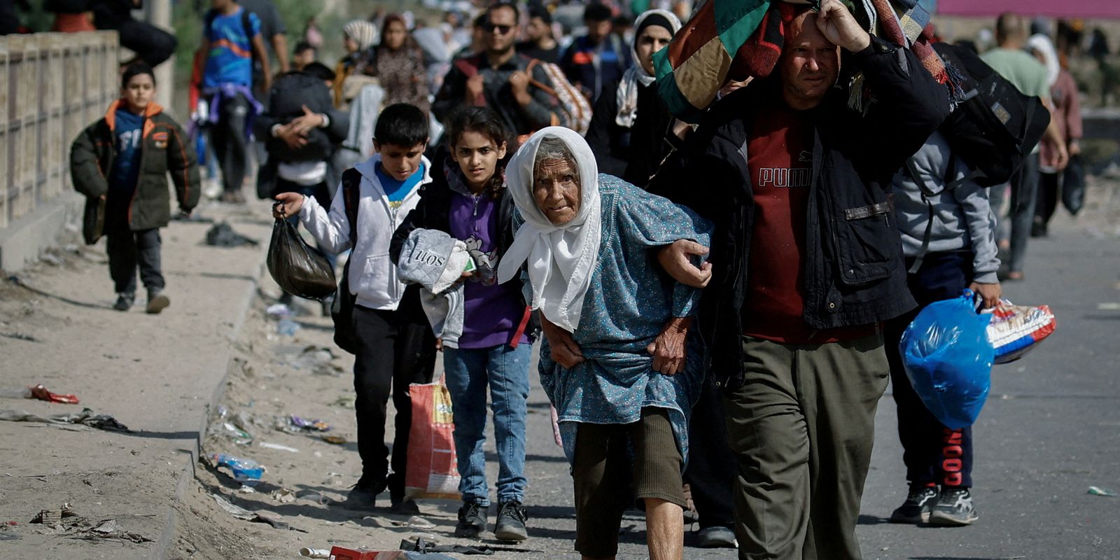 Forças de Israel enfrentam Hamas no sul de Gaza e civis buscam abrigo