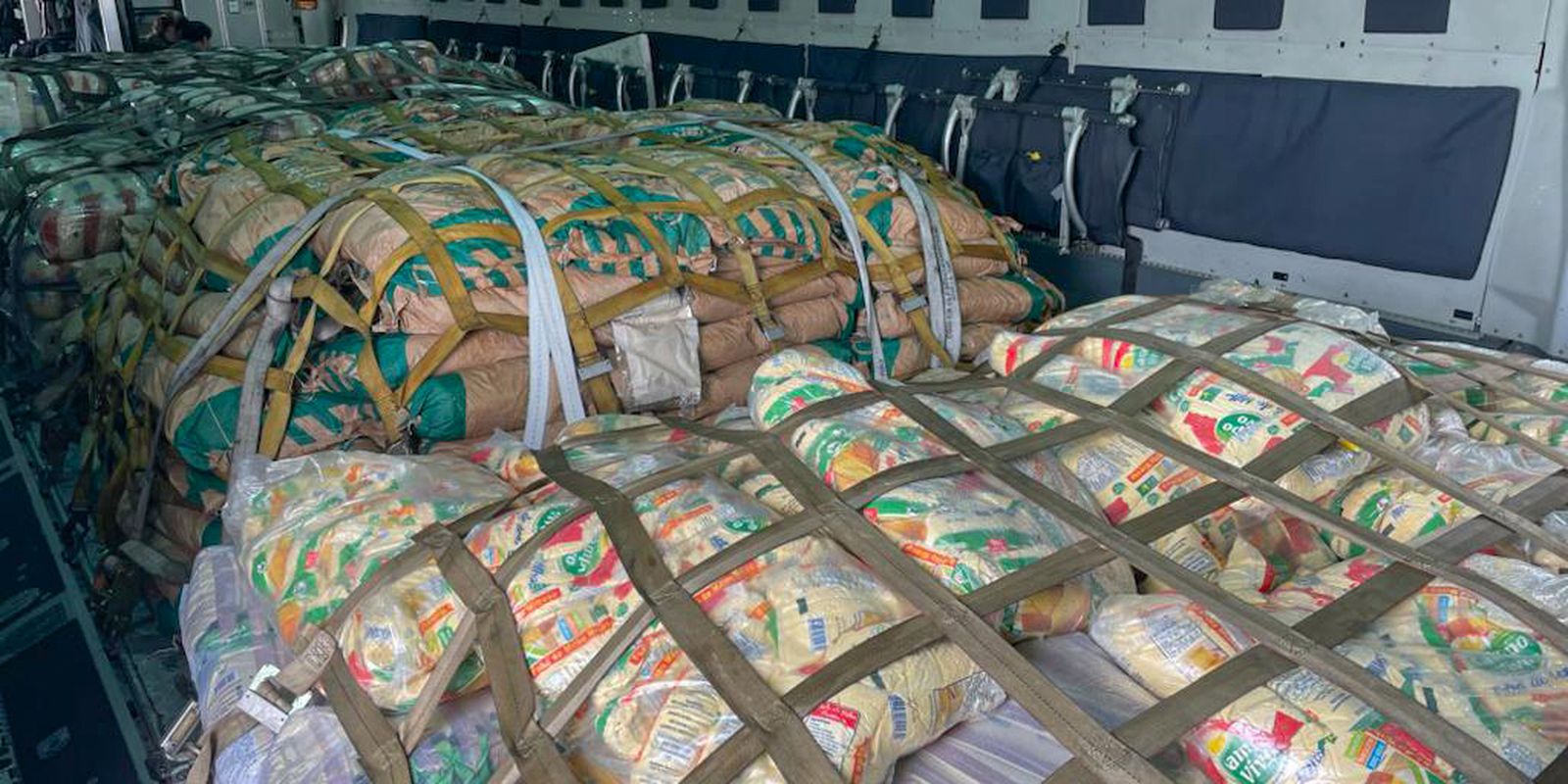 Avião com 11 toneladas de ajuda para vítimas da guerra decola no RJ