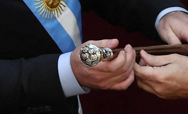 bastao-da-presidencia-de-milei-tem-o-desenho-de-seus-cinco-caes-clonados