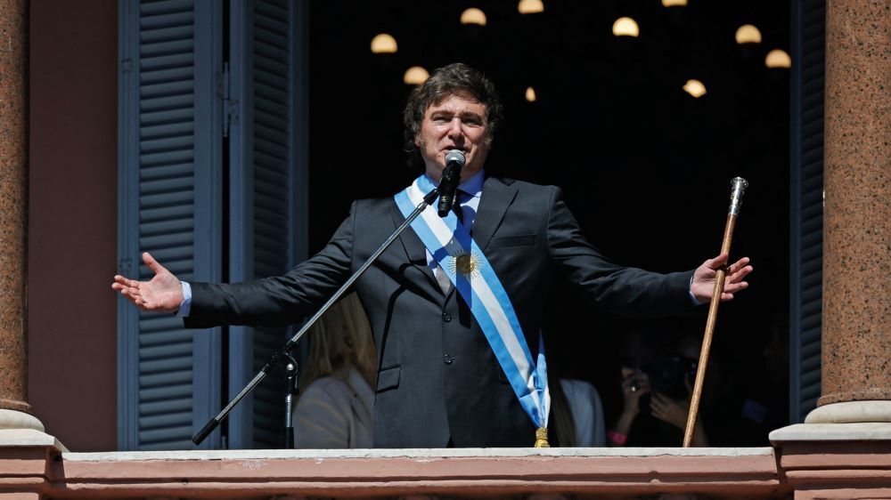 Milei limita operações cambiais na Argentina antes de anunciar medidas econômicas contra crise