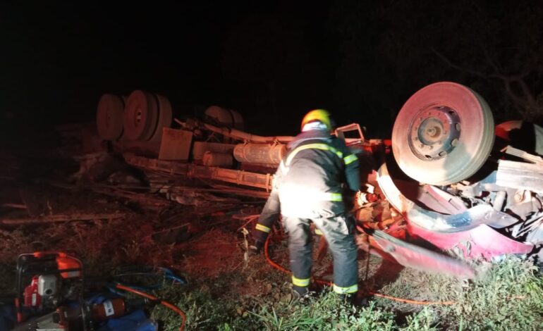 motorista-idoso-morre-apos-caminhao-tombar-e-ficar-com-a-cabine-esmagada