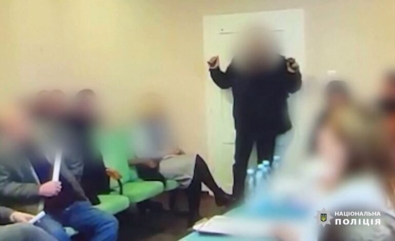 deputado-da-ucrania-entra-em-reuniao-e-detona-tres-granadas-dentro-de-sala-fechada;-veja-o-video