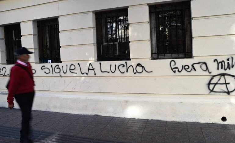 ‘fora-milei’:-vandalos-picham-mensagens-de-protesto-na-embaixada-da-argentina-no-chile