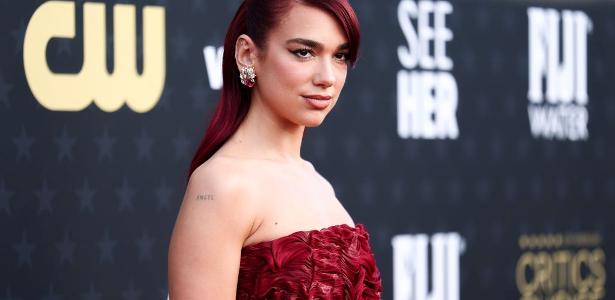 critics-choice-awards-2024:-dua-lipa-ousa-e-combina-cabelo-com-vestido