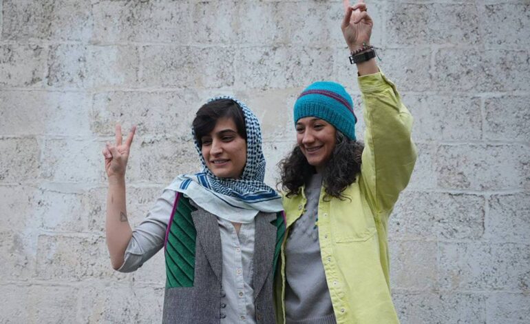ira-processa-jornalistas-por-nao-usarem-hijab-um-dia-depois-de-solta-las-da-prisao