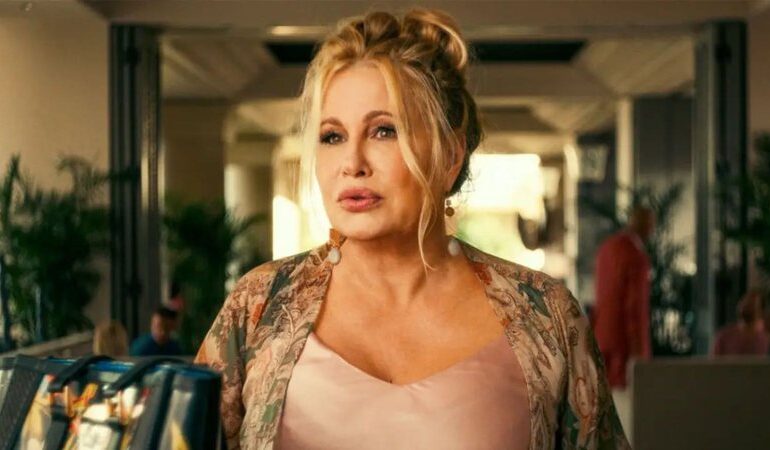 jennifer-coolidge,-de-“the-white-lotus”,-e-confirmada-no-elenco-do-live-action-de-“minecraft”