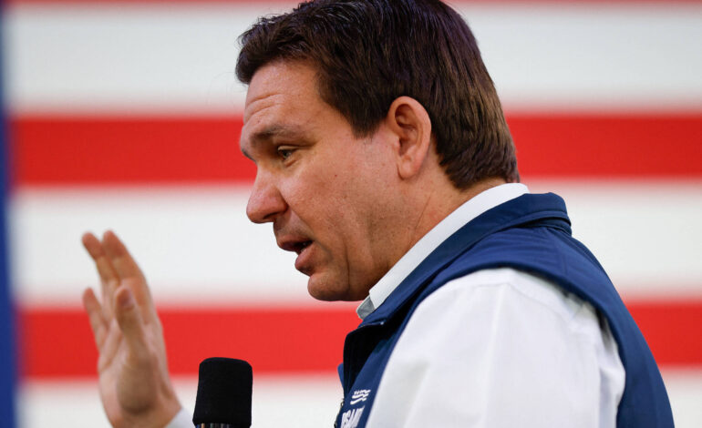 ron-desantis-desiste-de-corrida-a-casa-branca-e-declara-apoio-a-trump