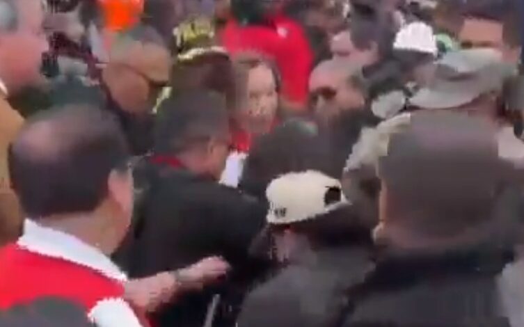 presidente-do-peru-e-agredida-e-tem-cabelos-puxados-durante-evento;-video